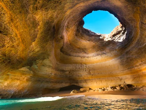 Bateau rapide de l'excursion à la grotte de Benagil naviguant le long de la côte algarvienne