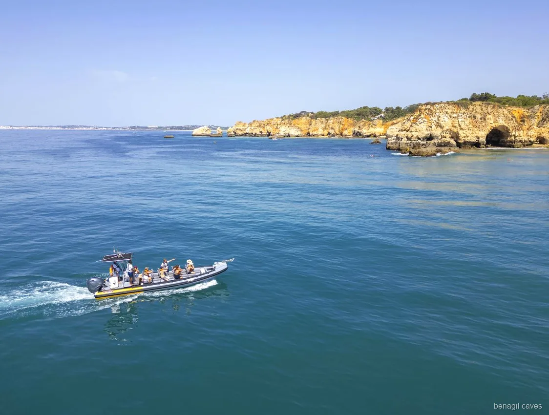 Algarve zeekliffen gezien tijdens de Benagil Grotten Speedboottocht