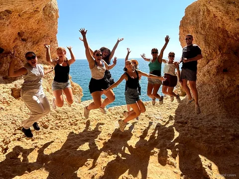 Aussichtspunkt der Algar de Benagil von oben auf der Tagestour ab Faro