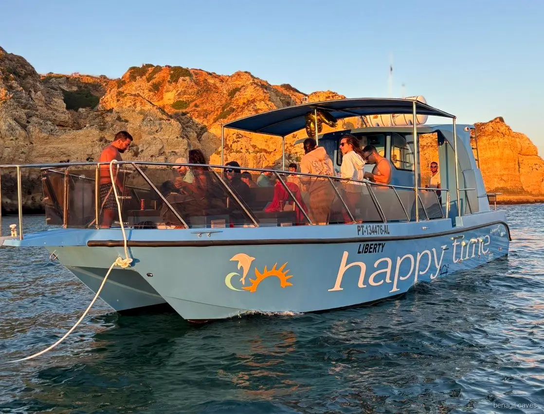 Algar de Benagil visto dal catamarano durante il tour in barca da Lagos