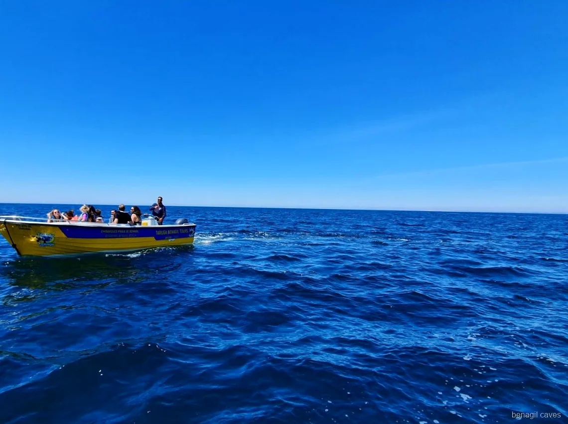 Pasajeros acercándose al Algar de Benagil en la excursión express en barco