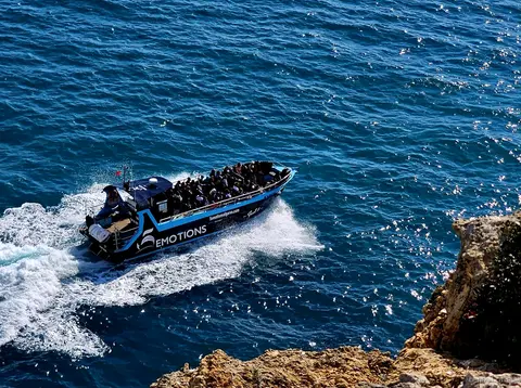 Algar de Benagil visto desde el crucero de avistamiento de delfines desde Portimão