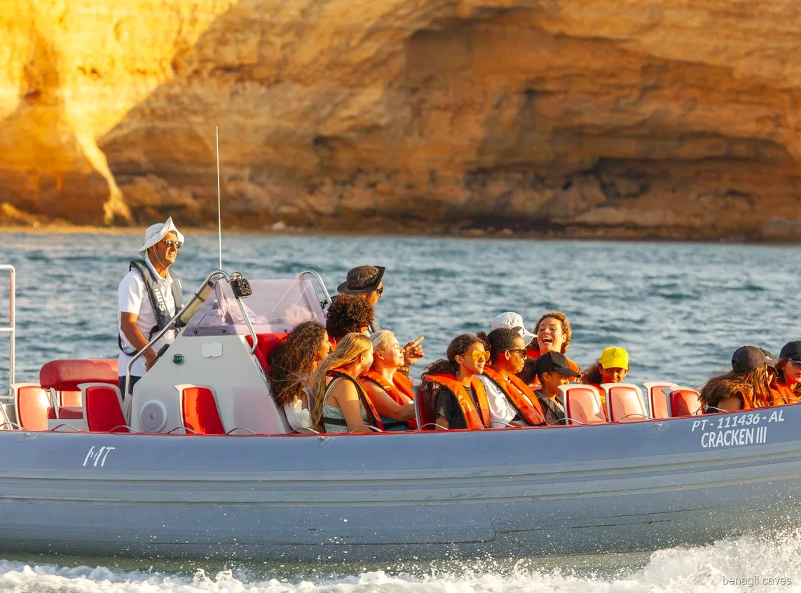 Passeggeri con giubbotto di salvataggio durante il tour in gommone alla grotta di Benagil