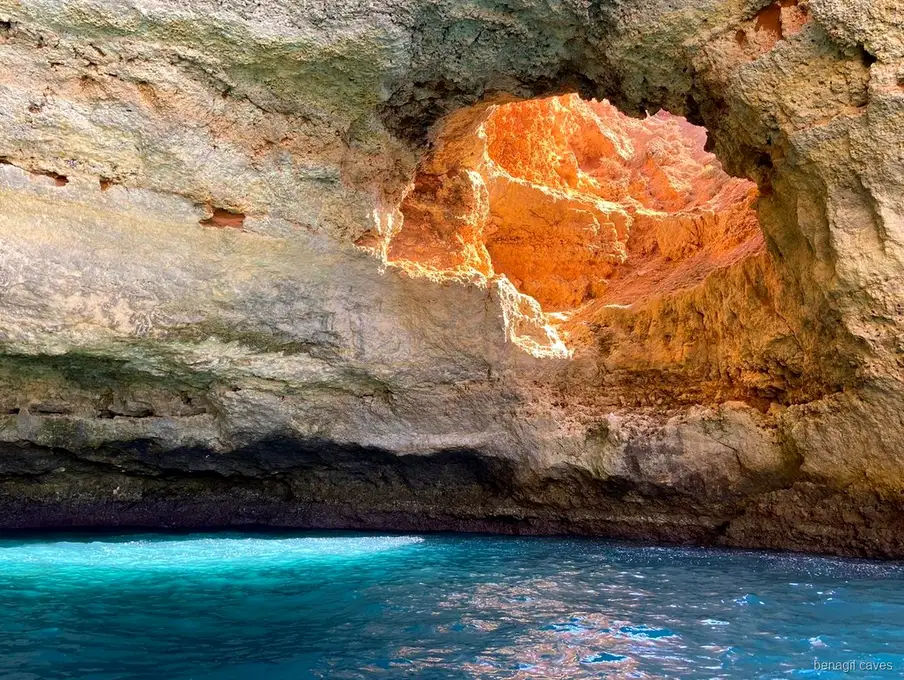 Lucernario dorato dentro l'Algar de Benagil visto durante il tour in gommone