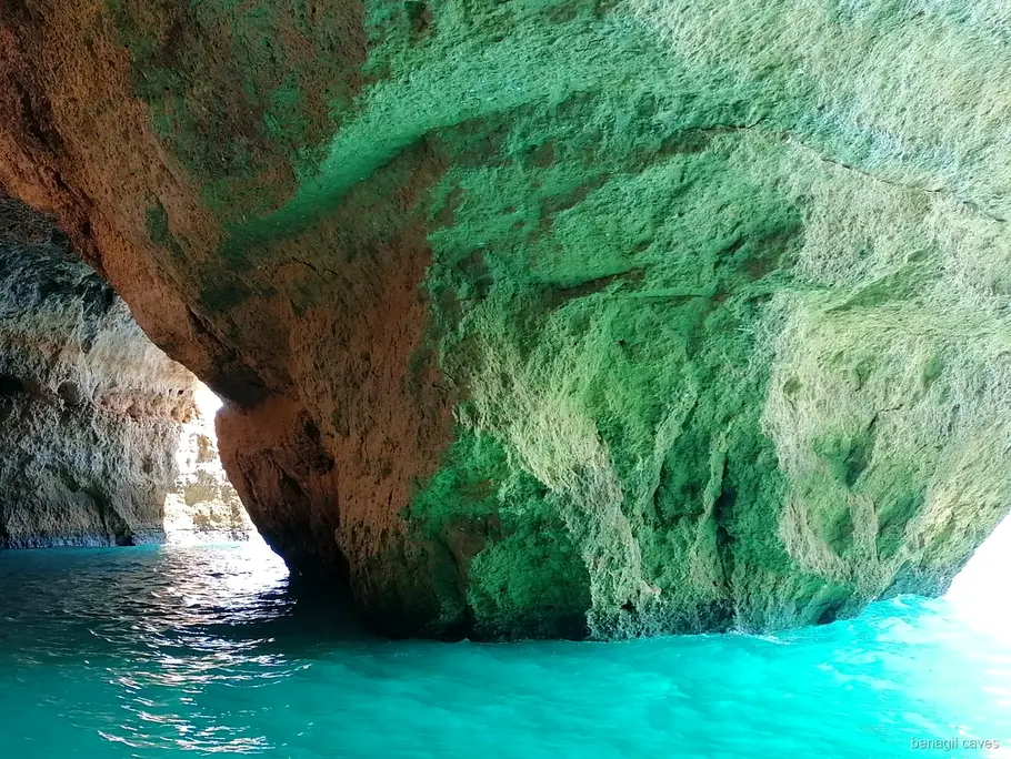 Gommone in avvicinamento all'ingresso della grotta di Benagil vicino a Portimao