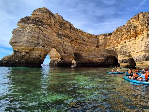 Kayak appoggiati sulla sabbia dentro la grotta di Benagil durante il tour