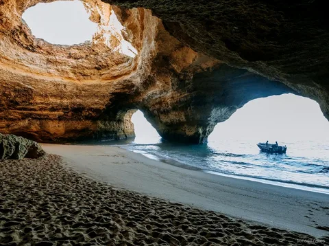 Barca in partenza da Armacao de Pera per il tour della grotta di Benagil e delle spiagge nascoste