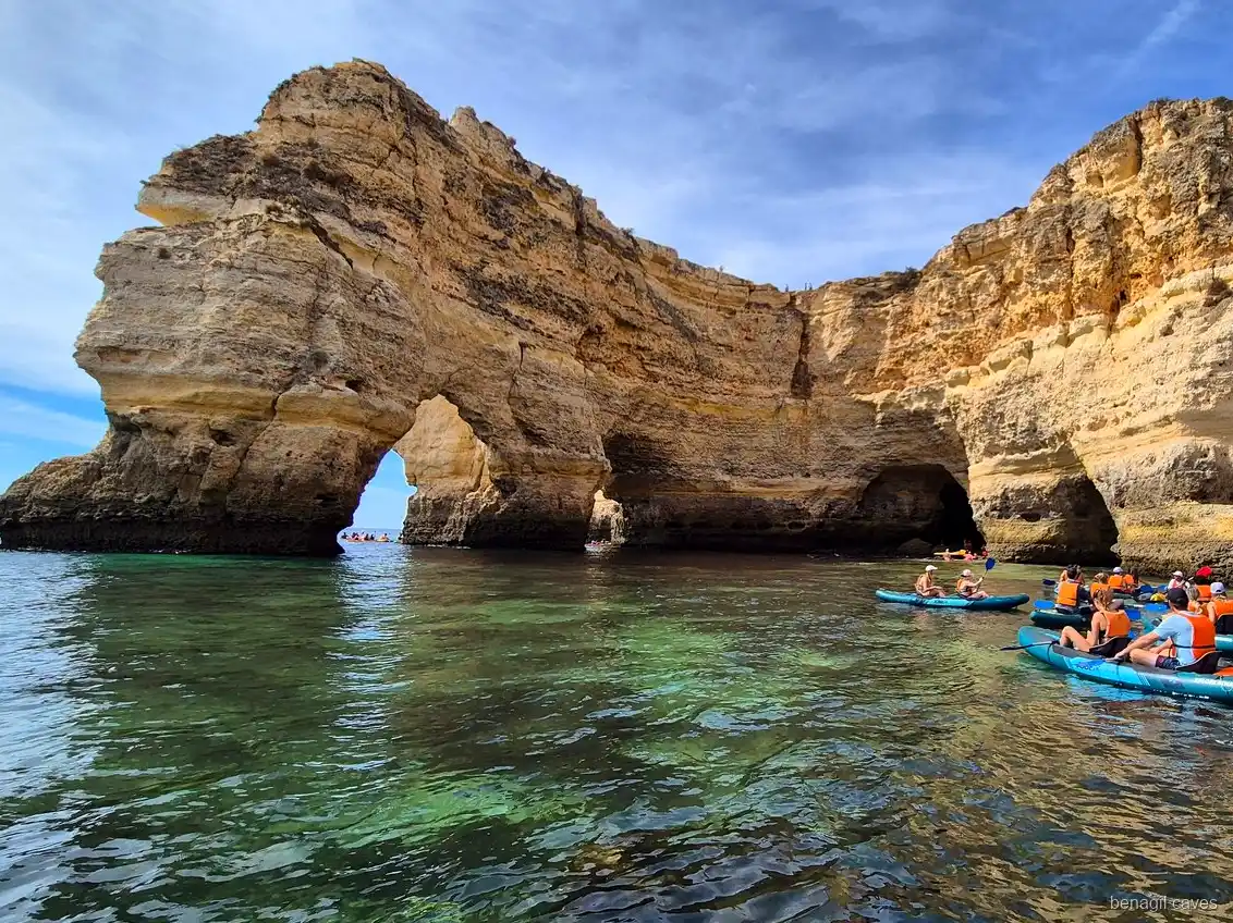 Kayaks descansando en la arena dentro de las Cuevas de Benagil durante la excursión