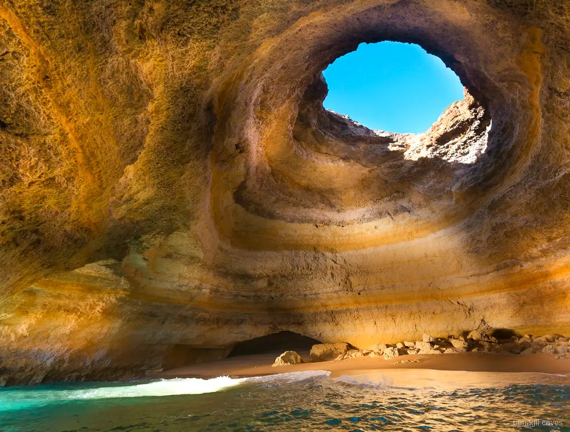 Lancha rápida en la excursión a las Cuevas de Benagil navegando por la costa del Algarve