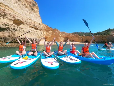 Paddleboarder in avvicinamento all'Algar de Benagil durante il tour in SUP