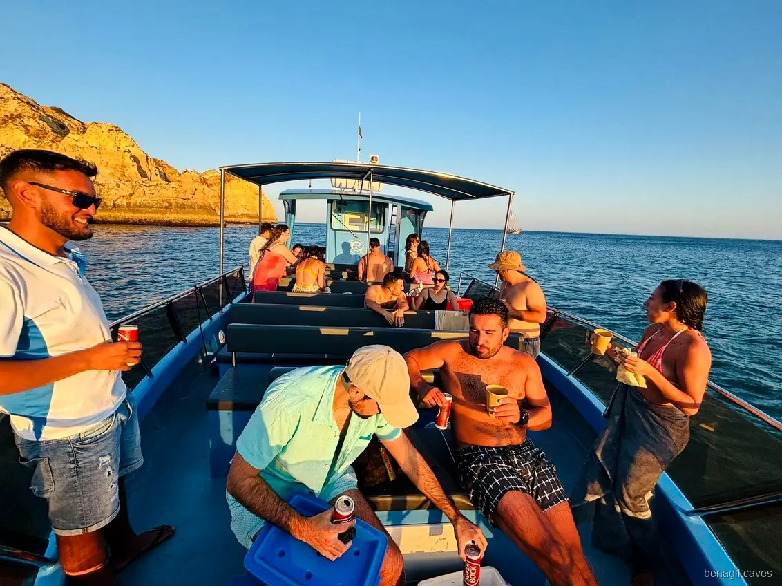 Costa junto a Carvoeiro vista durante o passeio de catamarã às Grutas de Benagil