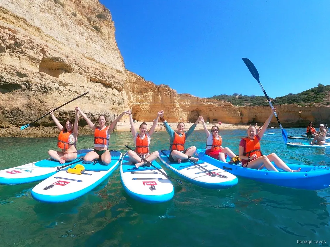 Praticantes de paddle a aproximarem se do Algar de Benagil no passeio de SUP