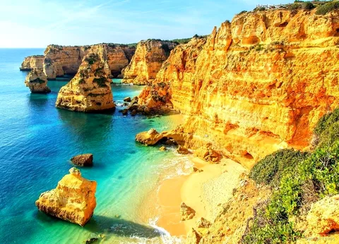 Grupo a caminhar pelo trilho costeiro no passeio de dia completo às Grutas de Benagil saído de Faro