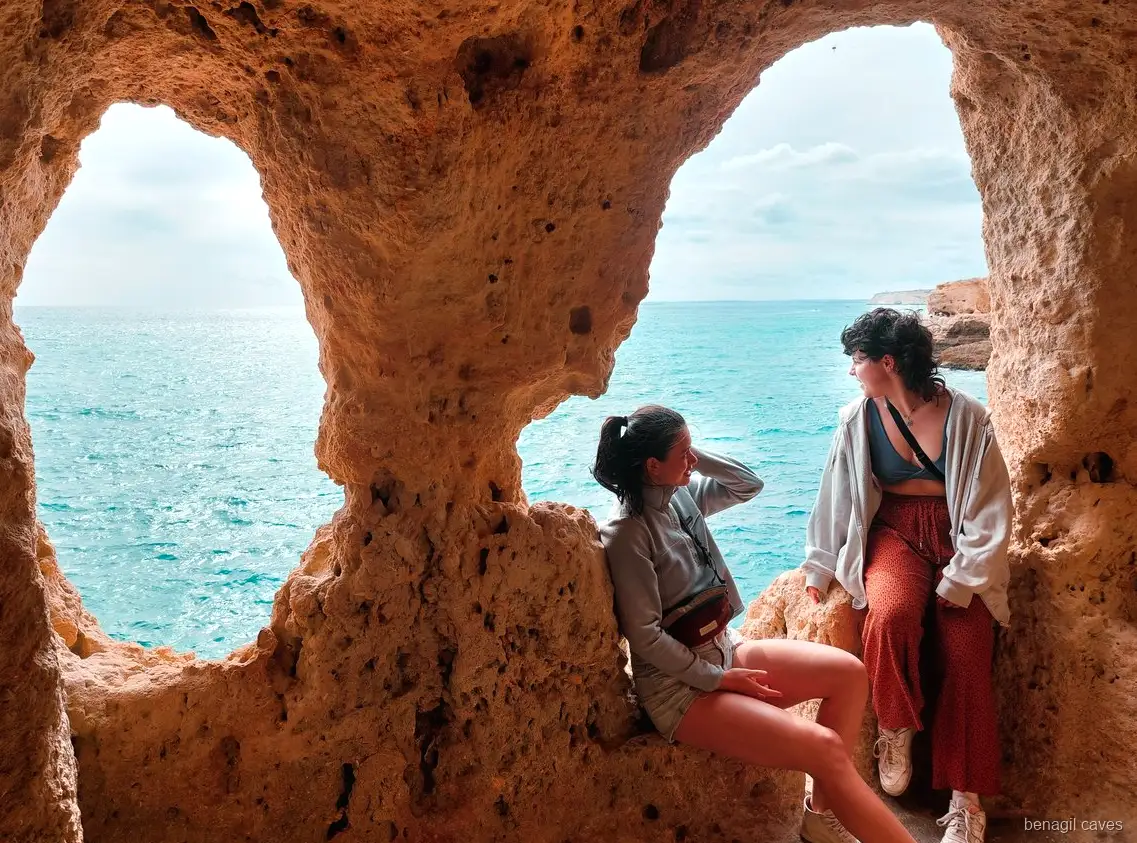 Formações rochosas do Algar Seco visitadas no passeio de dia completo às Grutas de Benagil