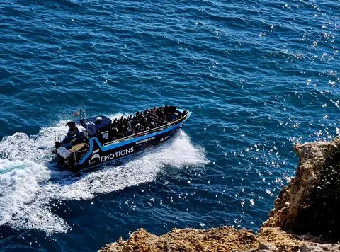 Algar de Benagil widziana z rejsu z obserwacją delfinów z Portimao